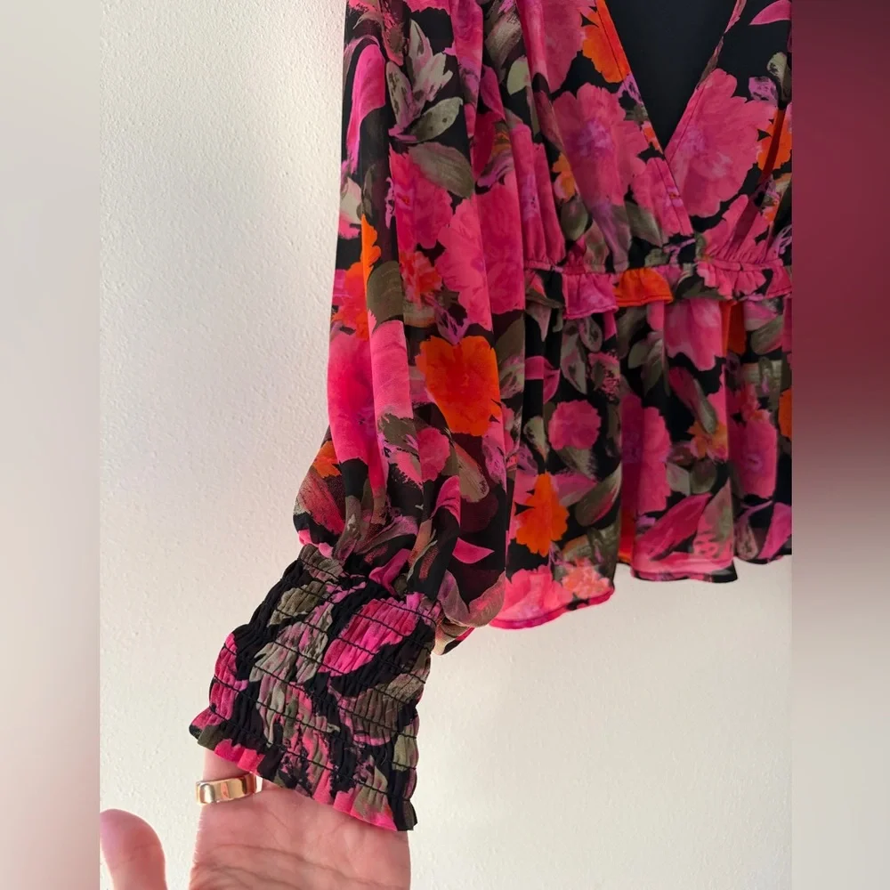 NWOT Blu Pepper Floral Cinched Waist blouse size small - Picture 8 of 10